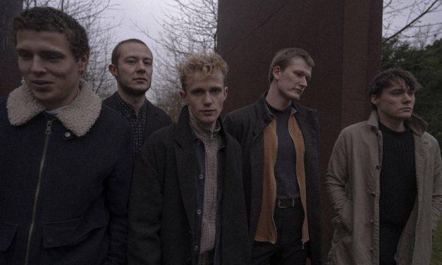 To Absent Friends – Fra blød indiepop til moderne rock