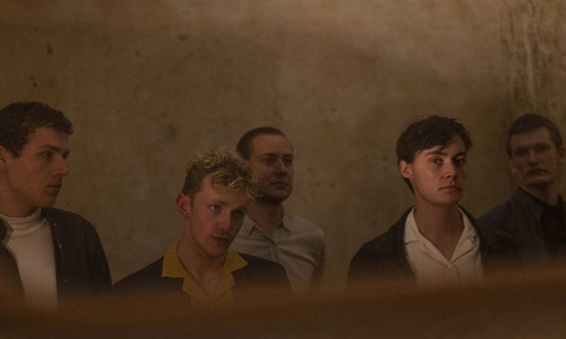 To Absent Friends: Ung mand søger kærlighed